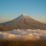 تصویر هنری از شکوه دماوند با عناصر نمادین واژگان فارسی با حرف «ش» مانند شفق، شکوه، شبنم، شکارچی و شقایق در منظره‌ای طبیعی و باشکوه