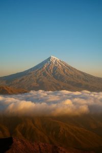 تصویر هنری از شکوه دماوند با عناصر نمادین واژگان فارسی با حرف «ش» مانند شفق، شکوه، شبنم، شکارچی و شقایق در منظره‌ای طبیعی و باشکوه