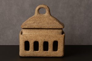 تپه سنگ چخماق ماکت بنا سفالی باستانی از تپه سنگ چخماق شاهرود، نمونه‌ای از معماری آیینی ایران نوسنگی