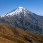 نگاه به دماوند نمایی باشکوه از کوه دماوند در سپیده‌دم، با مه لطیف در دامنه‌ها و قله‌ای پوشیده از برف