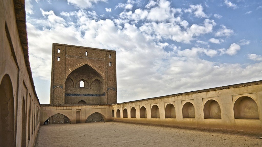 حیاط اصلی و ایوان بزرگ بنای تاریخی مسجد جامع سمنان
