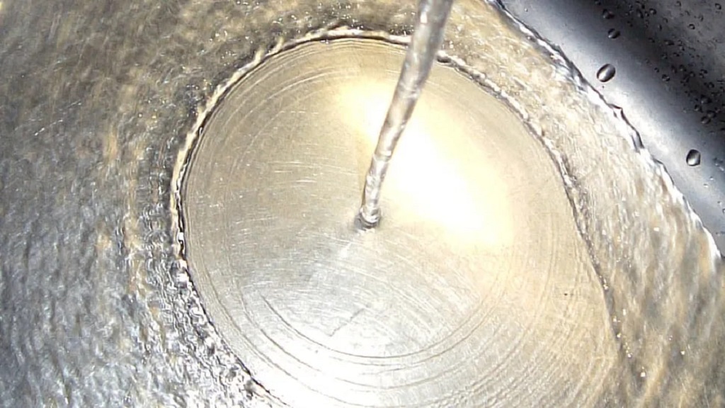 تبدیل برخورد کم‌عمق و سریع آب به پخش کند و عمیق