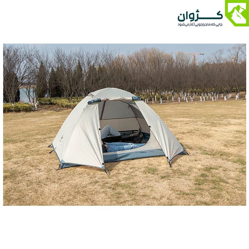 چادر دوپوش سه‌نفره تو مونت مدل TM-ZP30 نصب‌شده در فضای طبیعی با طراحی گنبدی، مناسب برای کمپینگ در فصل‌های سرد و مرطوب