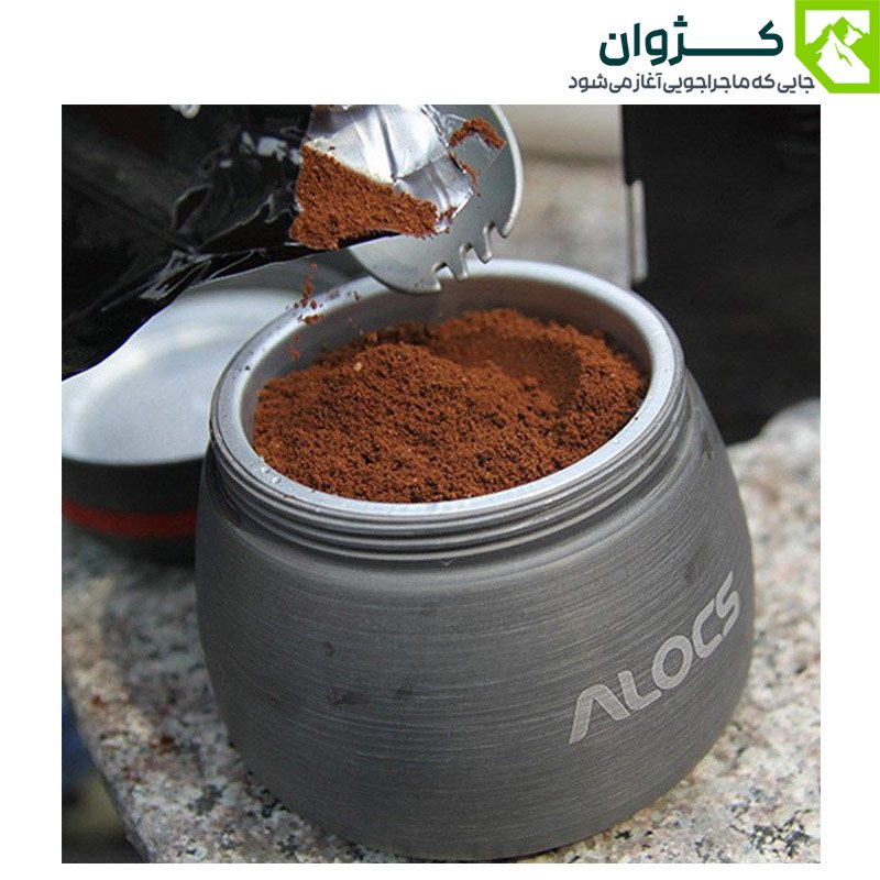 نمای نزدیک از بسکت موکاپات آلوکس CW-EM01 در حال پر شدن با قهوه آسیاب‌شده توسط کاربر