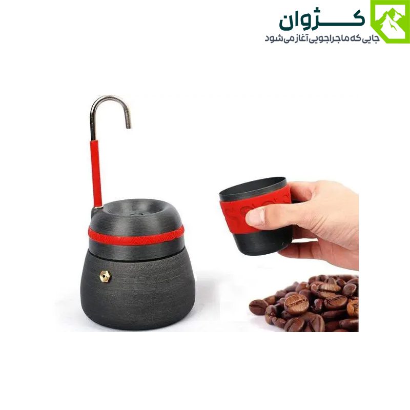 موکاپات آلوکس CW-EM01 در حال آماده‌سازی، دست کاربر در حال قرار دادن فنجان، دانه‌های قهوه در کنار تصویر