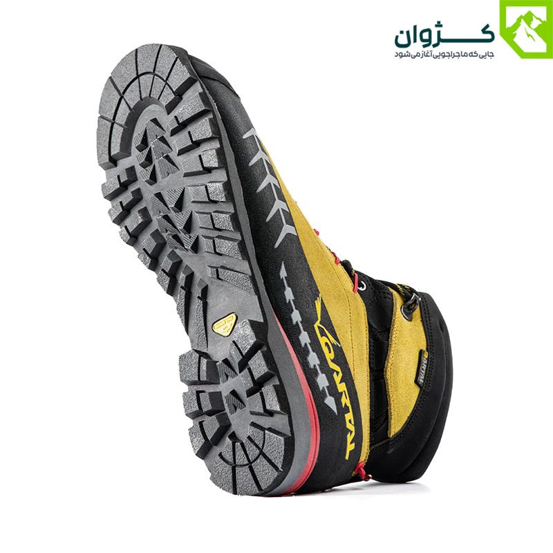 نمای مورب از کف و پهلوی کفش کوهنوردی B2 با زیره ضد لغزش