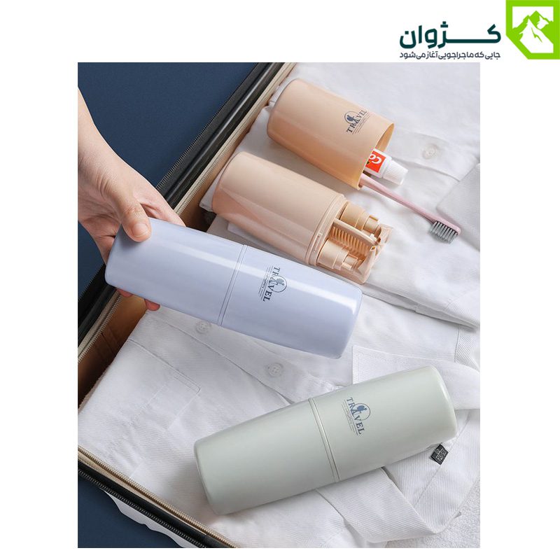 سه رنگ صورتی، آبی و سبز پک Etravel روی لباس‌های داخل چمدان و دست مادری در حال جمع‌کردن وسایل سفر