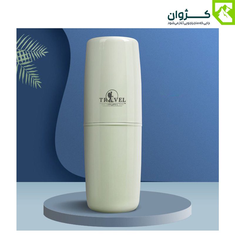 پک سبز Etravel با درب بسته و آرم محصول در مرکز تصویر با زمینه گرافیکی