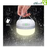 چراغ LV10 در دست کاربر زیر باران، تأکید بر مقاومت IPX5