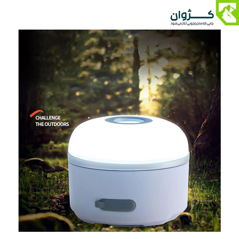 چراغ سفید M1 روی چمن با پس‌زمینه جنگل