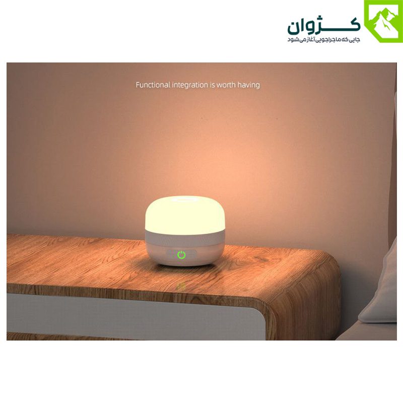 چراغ شارژی LV10 با نور زرد ملایم روی کنسول کنار تخت