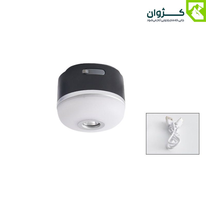 چراغ مشکی M1 از نمای رو‌به‌رو با زاویه آویز و سیم شارژ در زمینه سفید