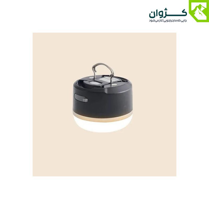 چراغ مشکی M1 آویزان شده در زمینه کرم ساده