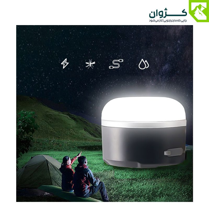 چراغ M1 در طبیعت همراه با دو طبیعت‌گرد در حال نمایش آن