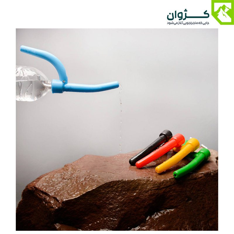 رنگ‌بندی آفتابک‌های سفری هپی کمپ روی سنگ، همراه با آفتابه‌ای در حال ریختن آب