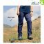 شلوار ترکینگ پوشیده شده توسط طبیعت‌گرد در منظره کوهستانی