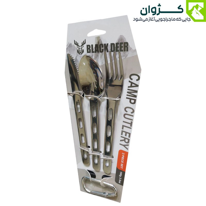 ست قاشق، چنگال و کارد استیل BLACK DEER با زاویه مورب ایستاده در کنار بسته‌بندی پارچه‌ای