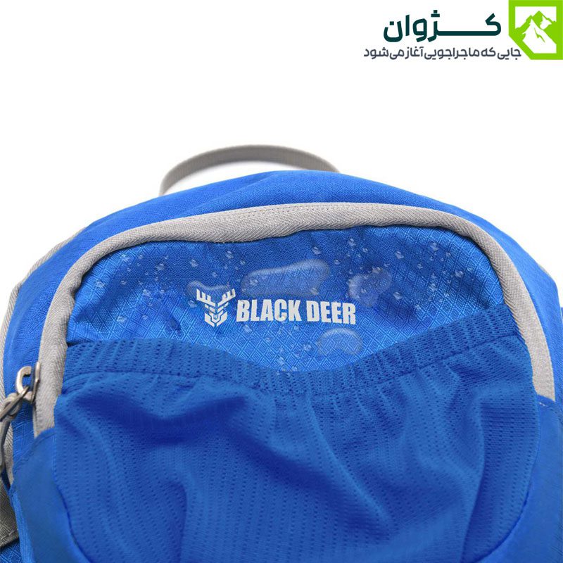کوله‌پشتی BLACK DEER از نمای روبه‌رو با قطرات باران روی سطح پارچه ضد آب