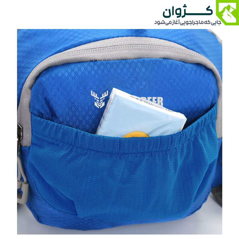 کیف کمری BLACK DEER از نمای روبه‌رو با دستمال کاغذی جیبی داخل جیب جلو