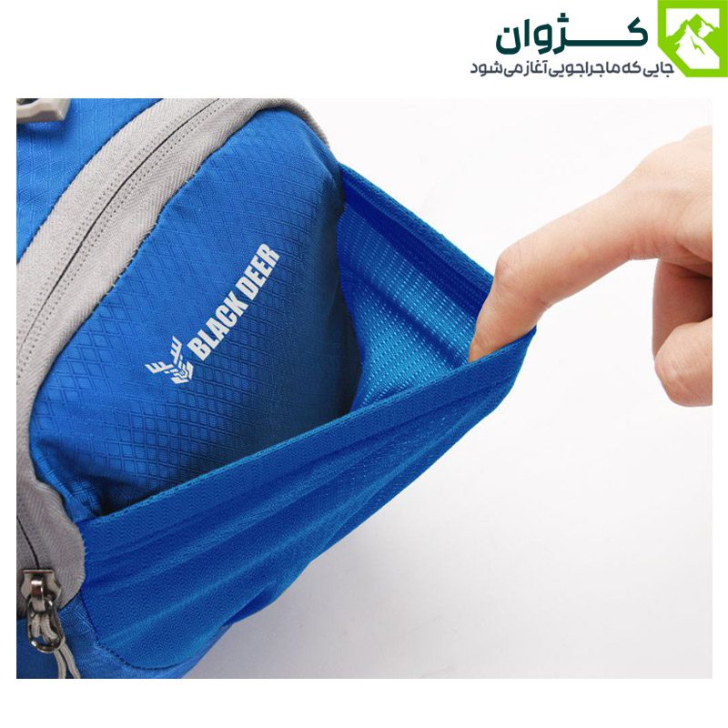 جیب جلوی کشی کیف کمری BLACK DEER در حال کشیده شدن توسط کاربر