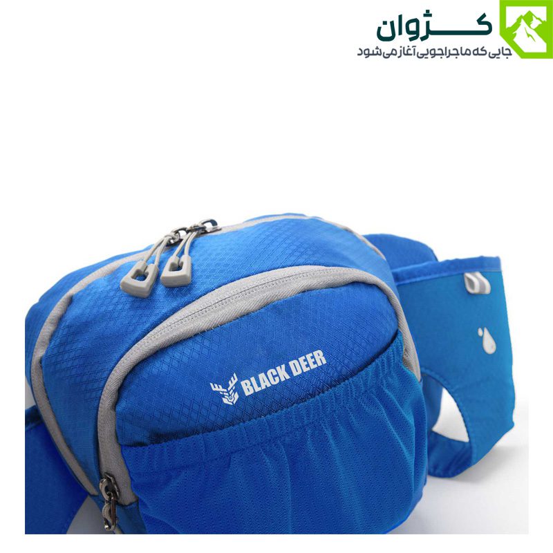کوله‌پشتی BLACK DEER پر از وسایل از نمای بالا و زاویه مورب روی زمینه سفید
