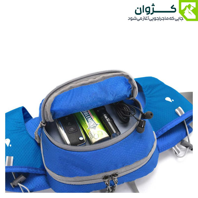 کیف کمری BLACK DEER مدل 1004 خوابیده روی زمین با جیب نیمه‌باز و محتویات نمونه