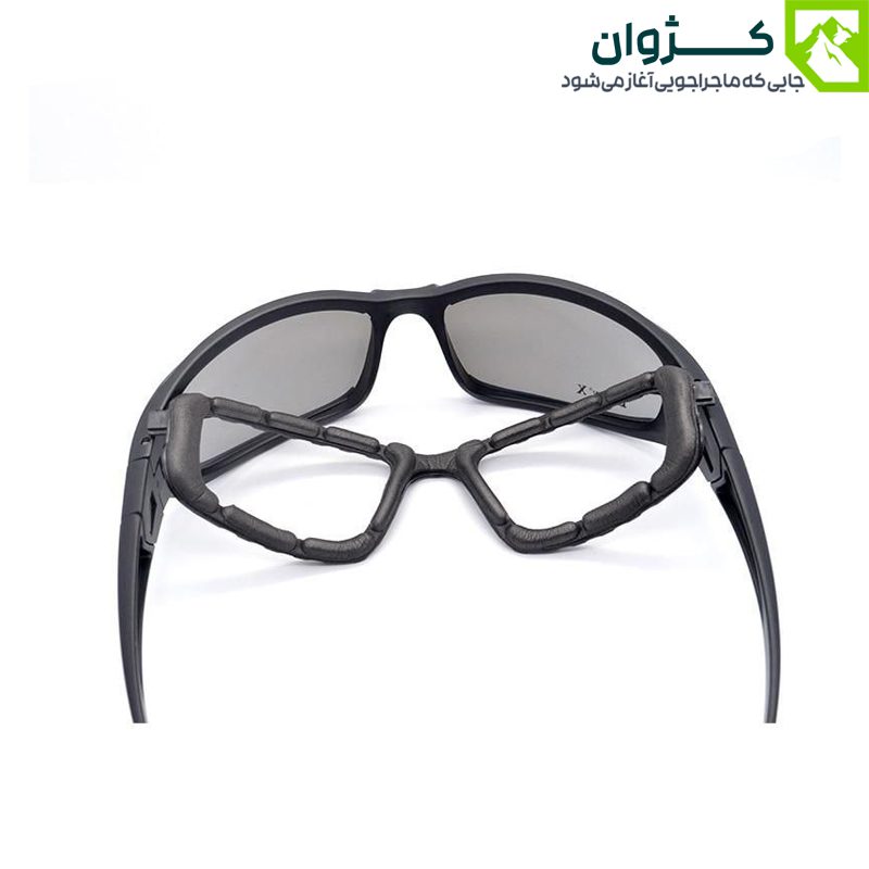 عینک Daisy X7 با فریم دودی، نمای بالا از پشت با بادگیر یا گردگیر باز شده
