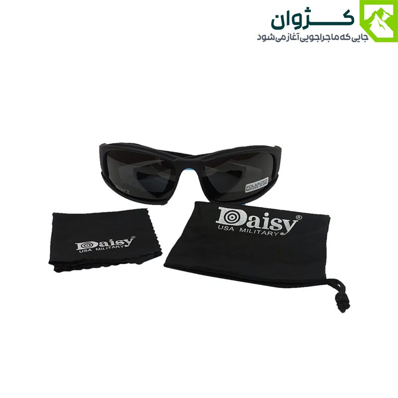عینک Daisy X7 با لنز دودی، نمای روبه‌رو همراه با کیف هارد کیس و دستمال تمیزکننده