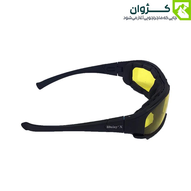 عینک Daisy X7 با لنز زرد، نمای مورب از بالا روی زمینه سفید