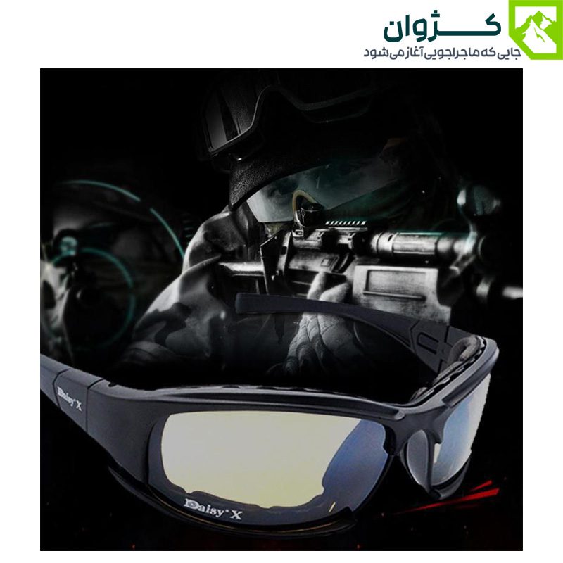 نمای نزدیک از عینک Daisy X7 با پس‌زمینه کماندو و زمینه مشکی