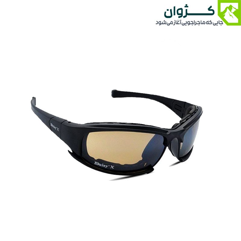 عینک Daisy X7 با لنز دودی کم‌رنگ، زاویه مورب از چپ و دسته‌های باز روی زمینه سفید