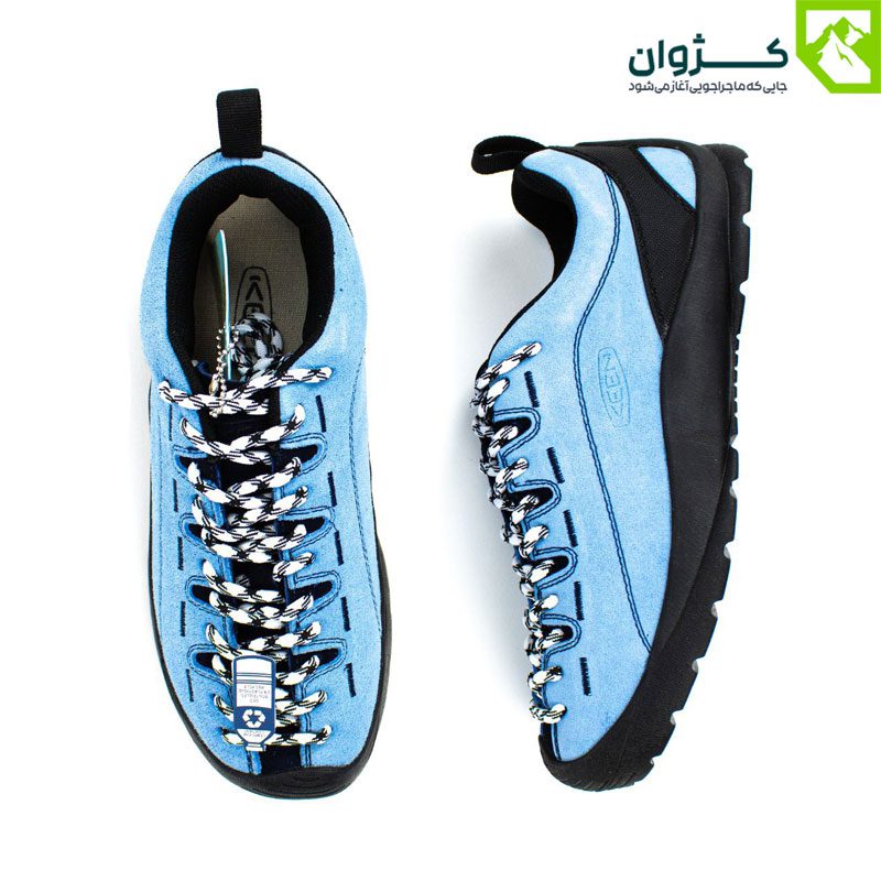 نمای بالا از کفش KEEN JASPER با حالت ایستاده و خوابیده، نمایش جزئیات بند و فرم رویه