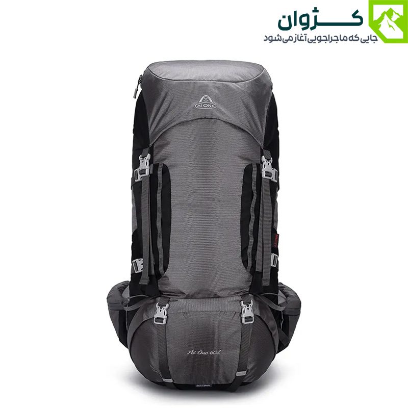 کوله‌پشتی ایوان رنگ طوسی از جلو در زمینه سفید، نمایش طراحی ساده و کاربردی