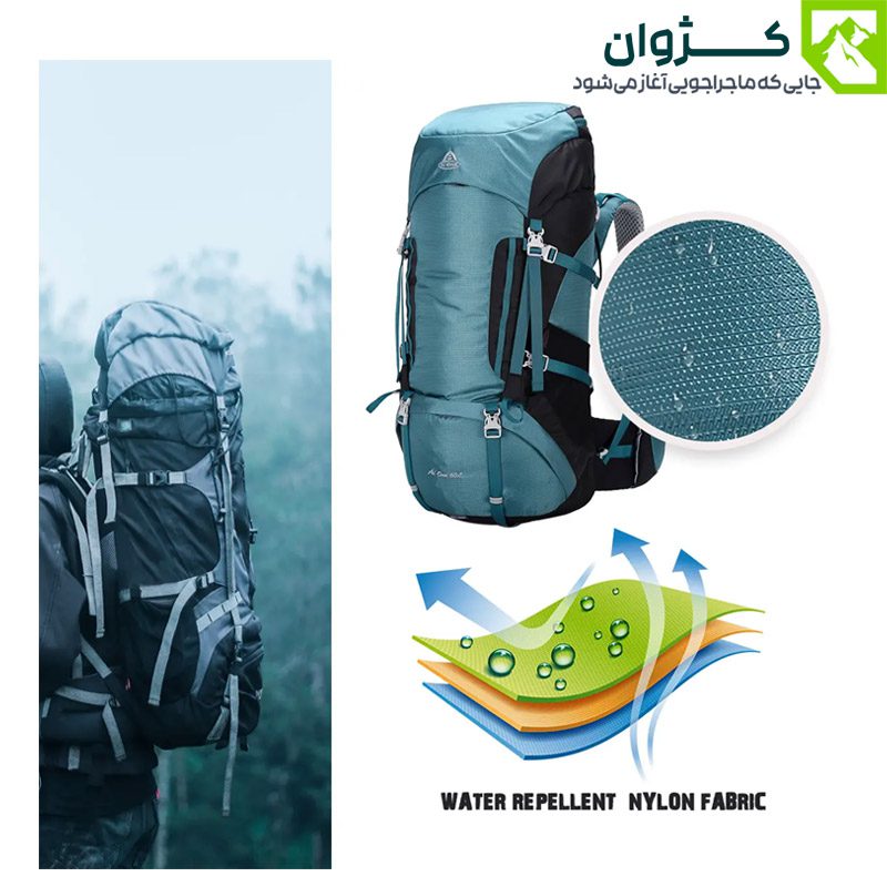 فردی در حال طبیعت‌گردی با کوله‌پشتی سبز زیتونی ایوان زیر باران، نمایش مقاومت پارچه