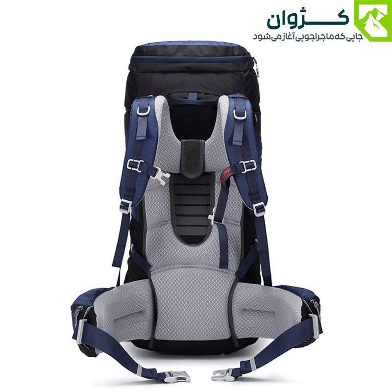 کوله‌پشتی ایوان رنگ سرمه‌ای از پشت، نمایش بندهای کمری و پدهای پشت