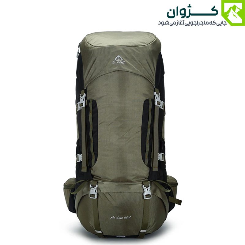 کوله‌پشتی ایوان رنگ سبز از نمای جلو در زمینه سفید، نمایش زیپ‌ها و سگک‌ها