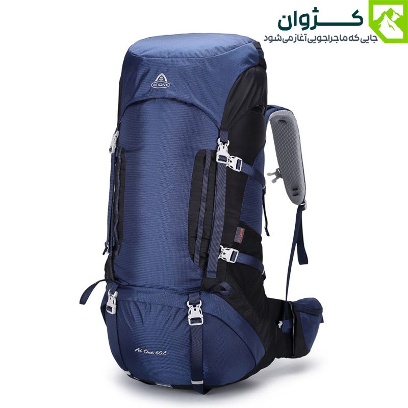 کوله‌پشتی ایوان رنگ سرمه‌ای از زاویه مورب جلو در زمینه سفید