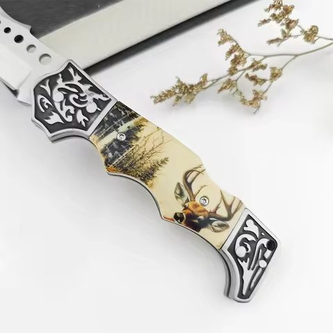 نمای نزدیک از دسته چاقوی FB0069 با جزئیات طرح‌دار و ترکیب فولاد و ABS