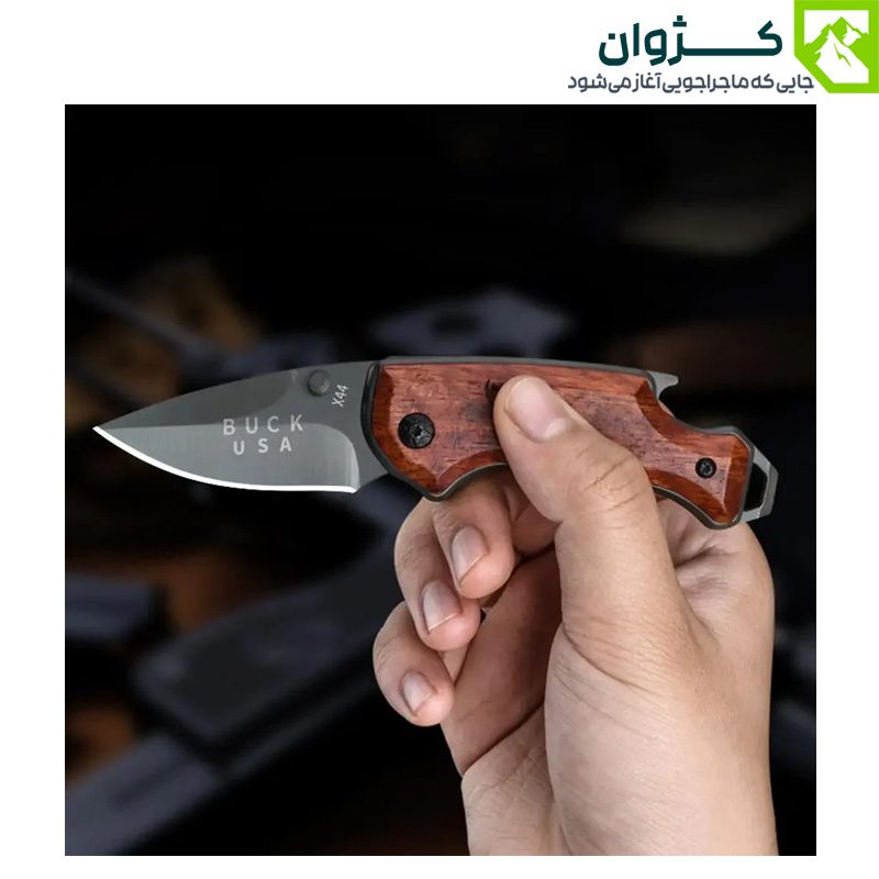 چاقوی باک X44 در حالت باز، به‌صورت افقی در دست کاربر گرفته شده.