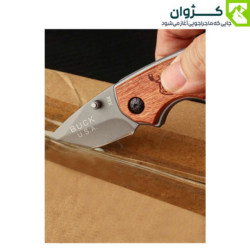 چاقوی باک X44 در حال باز کردن چسب کارتن بسته‌بندی، نمایش کاربرد روزمره.
