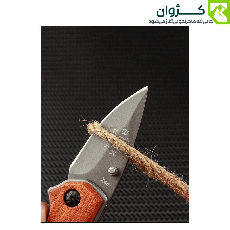 چاقوی باک X44 در حال بریدن طناب با تیغه استیل ضدزنگ، نمایش قدرت و دقت برش.