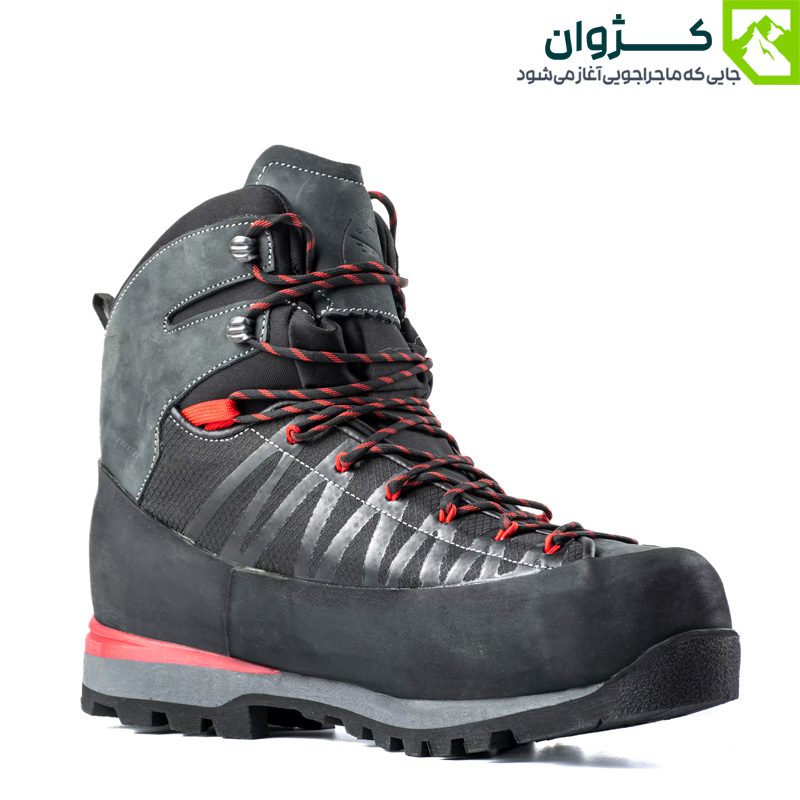 کفش کوهنوردی S2 قارتال رنگ قرمز با زاویه مورب در زمینه سفید