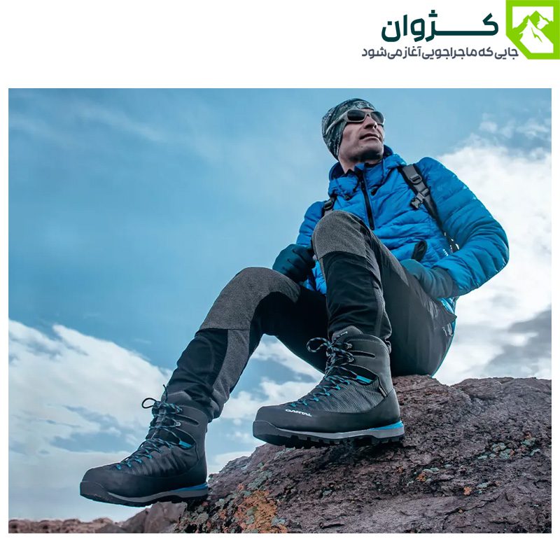 فردی نشسته در طبیعت با کفش کوهنوردی آبی S2 قارتال، زاویه پایین