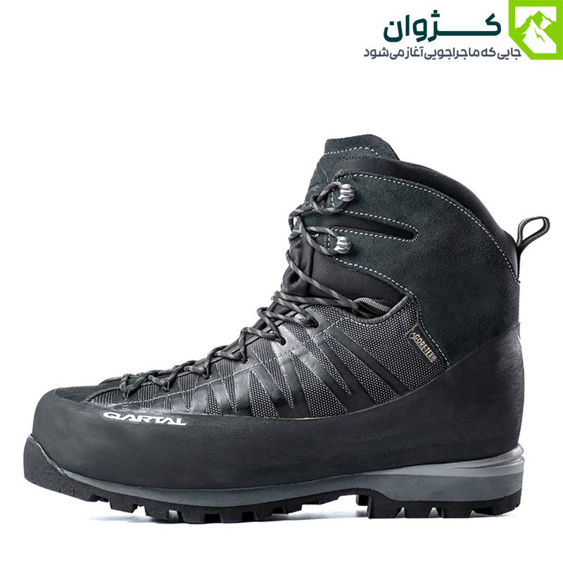 کفش مشکی S2 قارتال از بغل با نمایش لوگوی برند در زمینه سفید