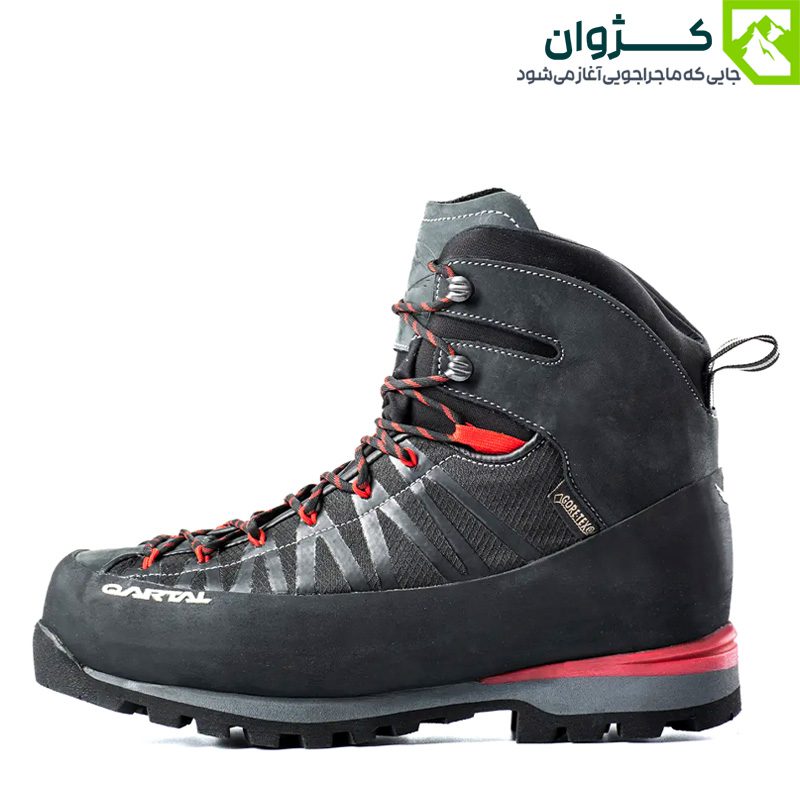 کفش قرمز S2 قارتال از بغل با نمایش لوگوی برند در زمینه سفید