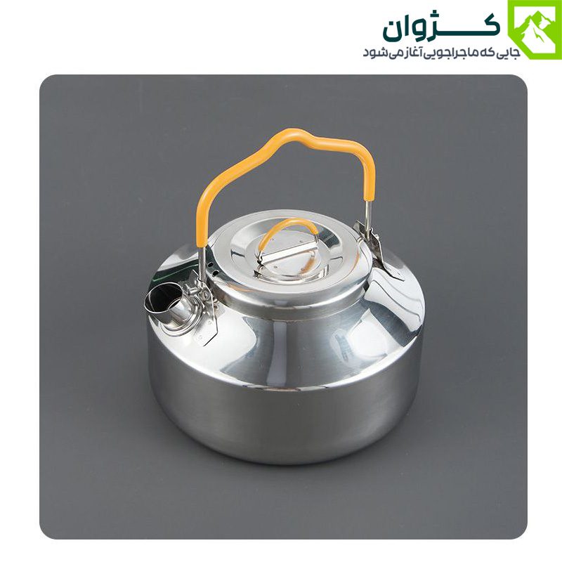 کتری استیل 0.9 لیتری از زاویه بالا با درب بسته، روی زمینه طوسی.