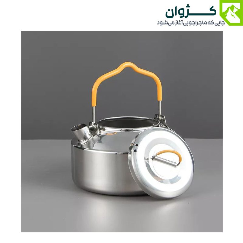 کتری استیل 0.9 لیتری با درب باز، روی زمینه طوسی هم‌خوان با رنگ بدنه.