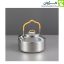 کتری استیل 0.9 لیتری با دسته سیلیکونی باز، روی زمینه طوسی هماهنگ با رنگ محصول.