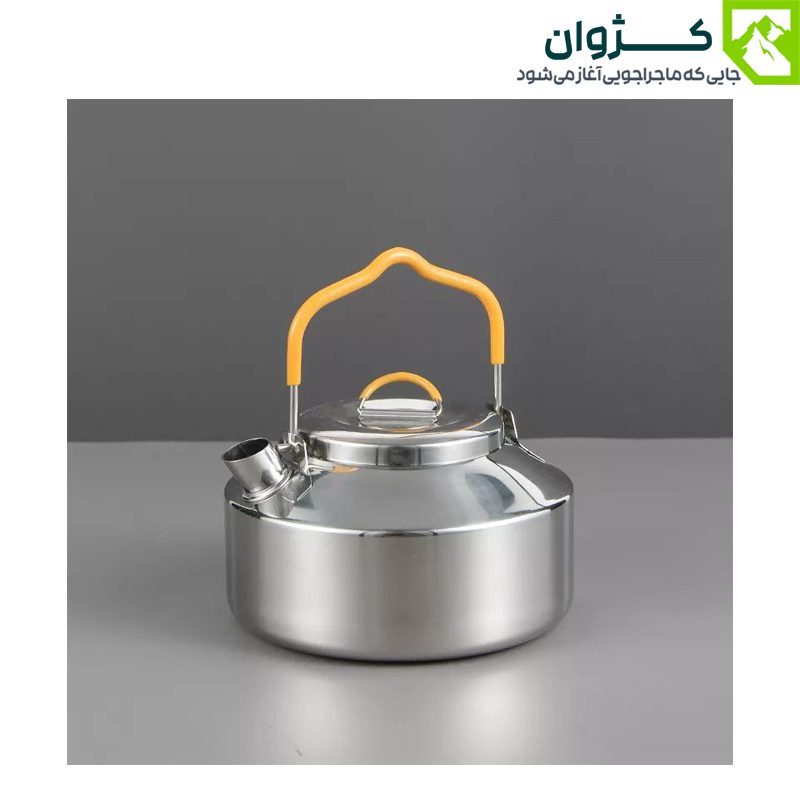 کتری استیل 0.9 لیتری با دسته سیلیکونی باز، روی زمینه طوسی هماهنگ با رنگ محصول.