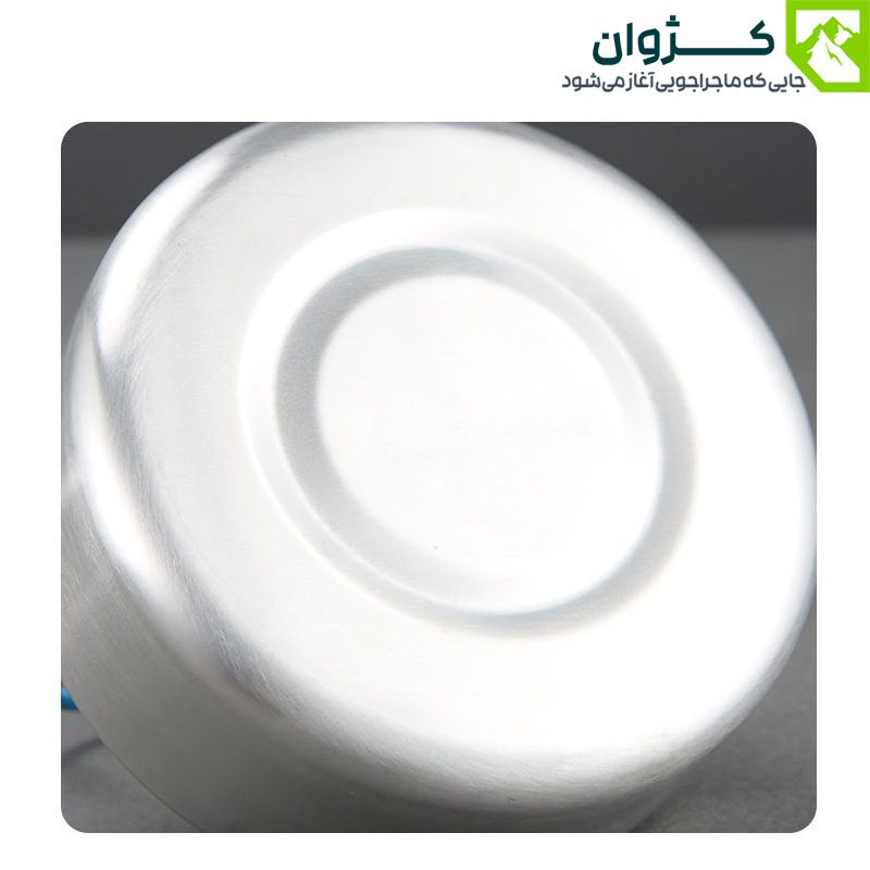 نمای نزدیک از زیر کتری استیل 0.9 لیتری با سطح صیقلی و برق فلز ضدزنگ 304.